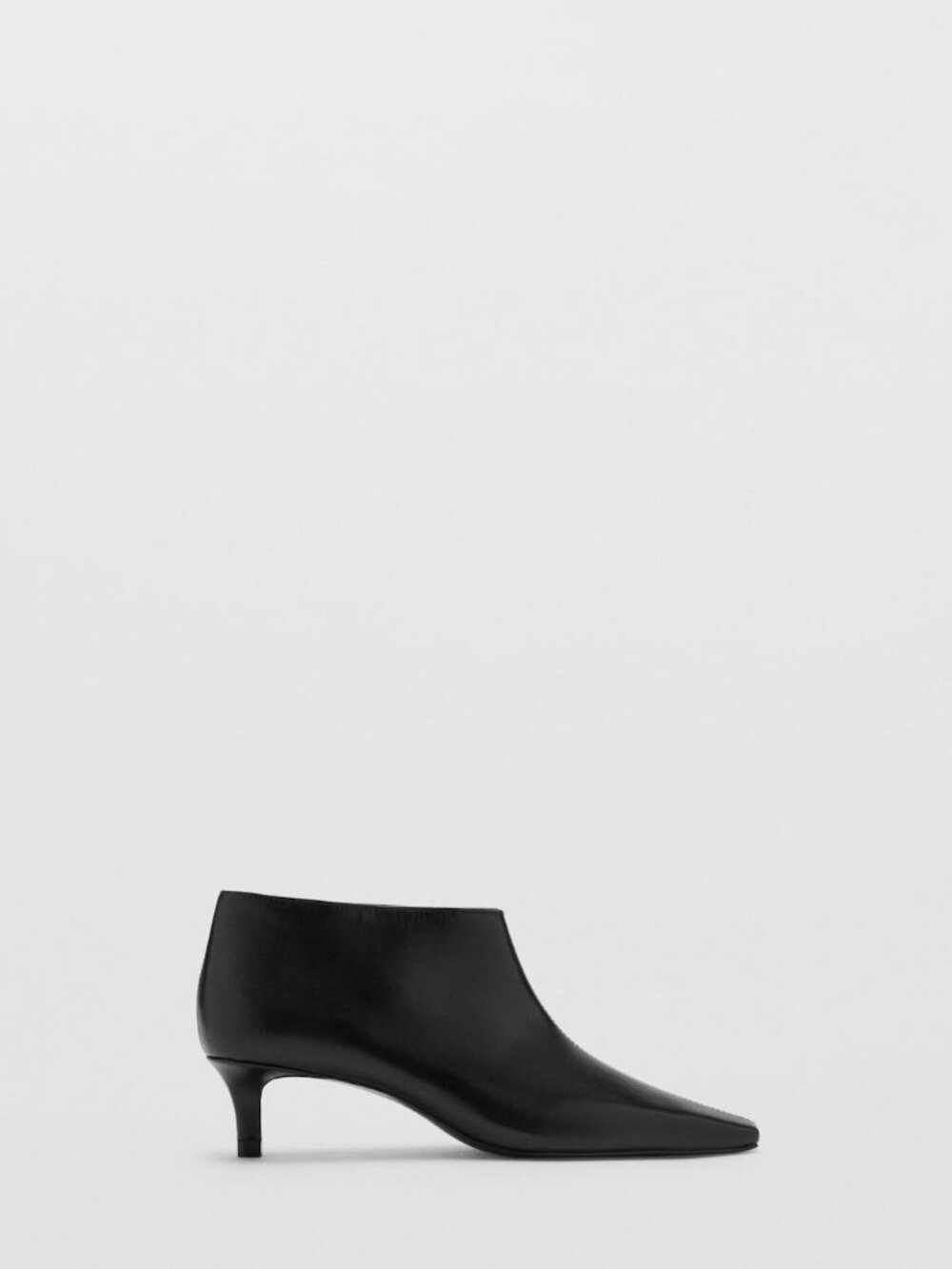 Leather boots with kitten heels